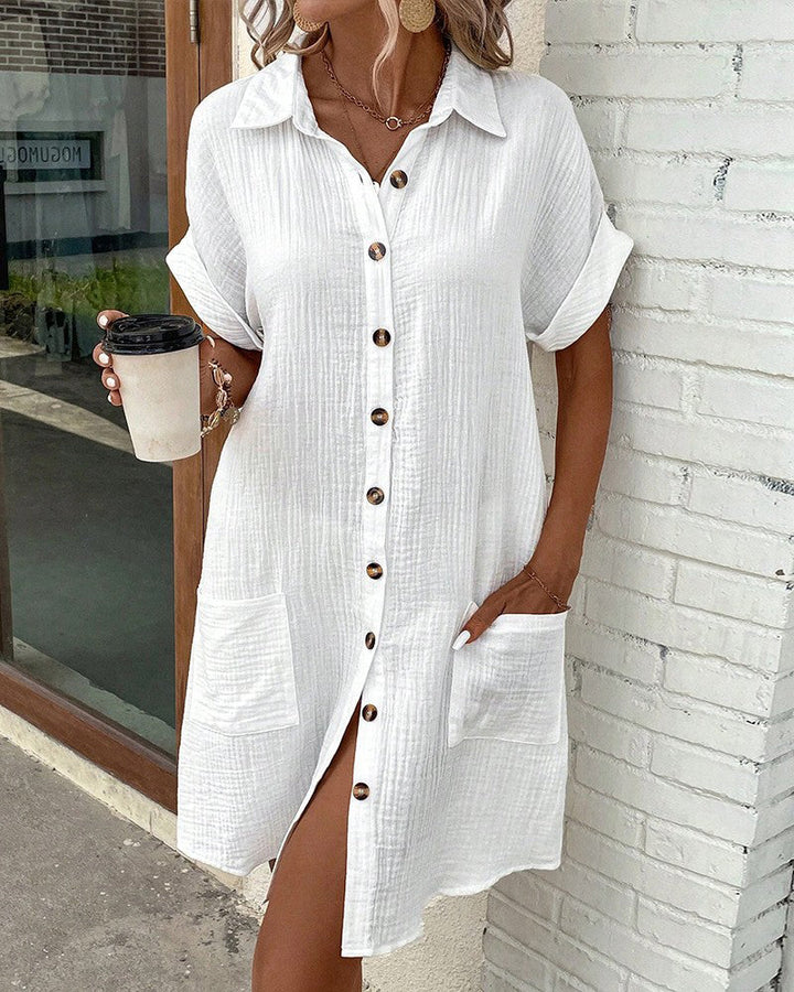 Comfortabele nonchalant jurk met korte mouwen en elegante knoopdetails