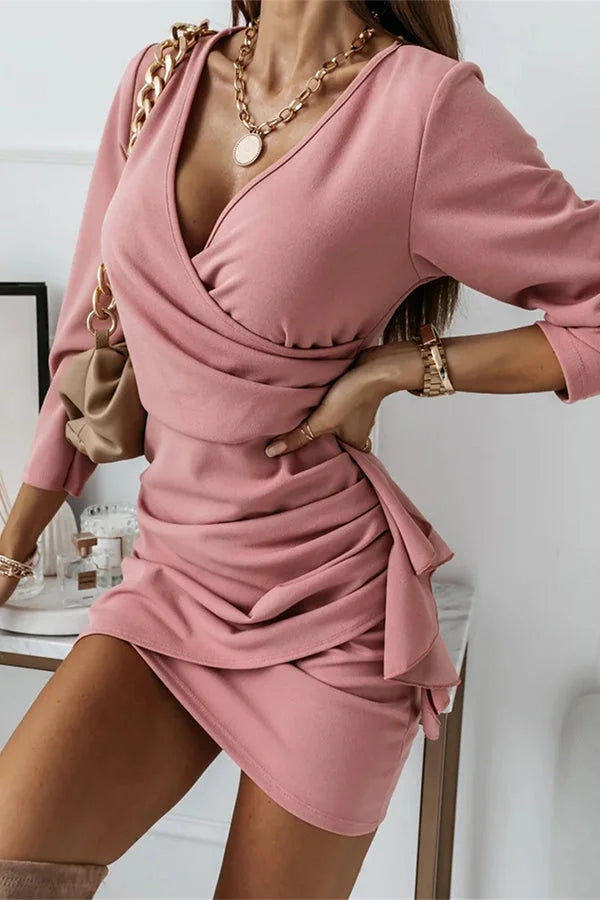 Elegante korte jurk met lange mouwen en stijlvolle plooidetails geschikt voor elke gelegenheid