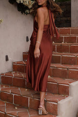 Olivia - Zwaan backless maxi jurk met vetersluiting, split en ritssluiting