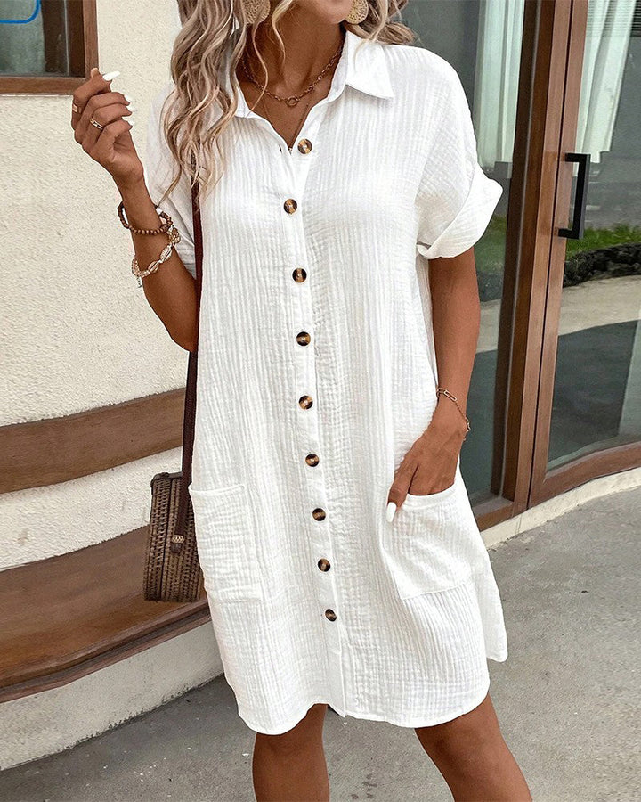 Comfortabele nonchalant jurk met korte mouwen en elegante knoopdetails