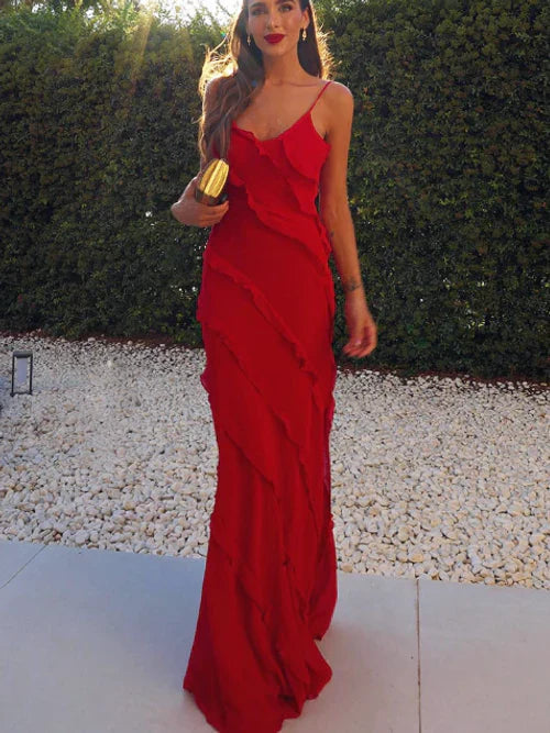 Lange elegante jurk met speelse ruches en smalle bandjes perfect voor feestelijke gelegenheden