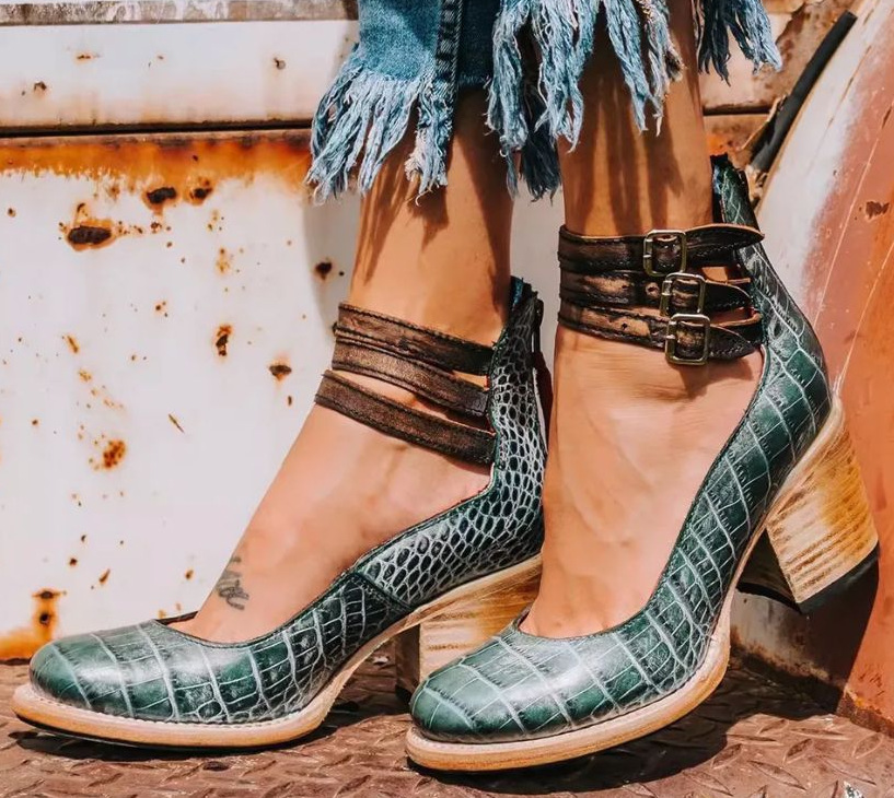 Retro schoenen met hak en stijlvolle afwerking