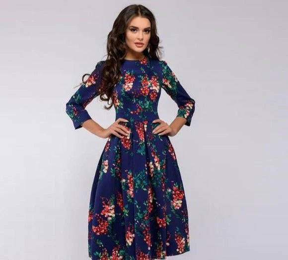 Stijlvolle midi-jurk met wijde rok en bloemenpatroon voor een elegante uitstraling