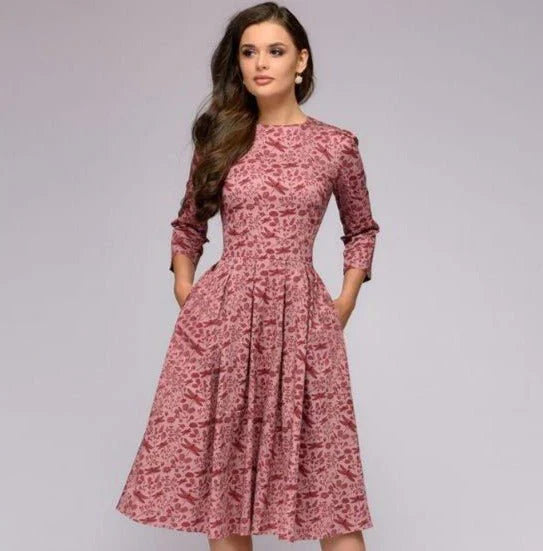 Stijlvolle midi-jurk met wijde rok en bloemenpatroon voor een elegante uitstraling
