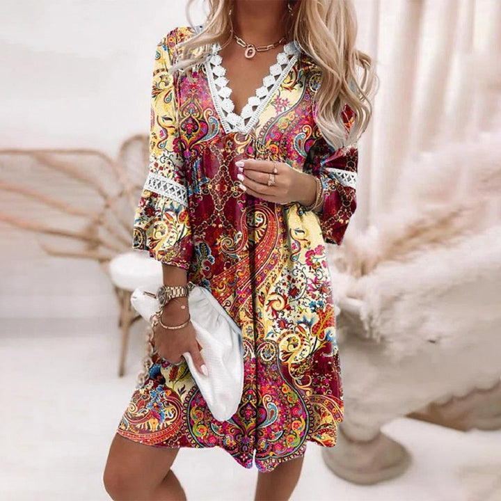 Bloemenjurk met elegante kanten afwerking voor zomerse momenten