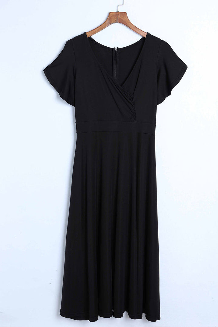 Elegante midi jurk met overslag V-hals en speelse ruches aan de mouwen ideaal voor feestelijke gelegenheden