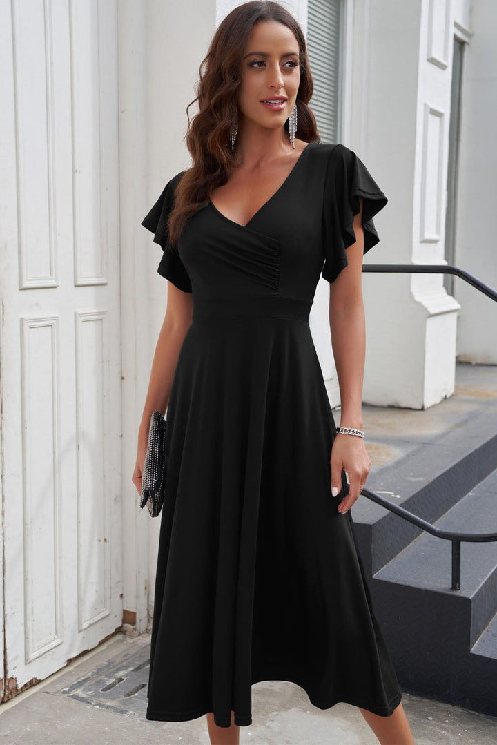 Elegante midi jurk met overslag V-hals en speelse ruches aan de mouwen ideaal voor feestelijke gelegenheden