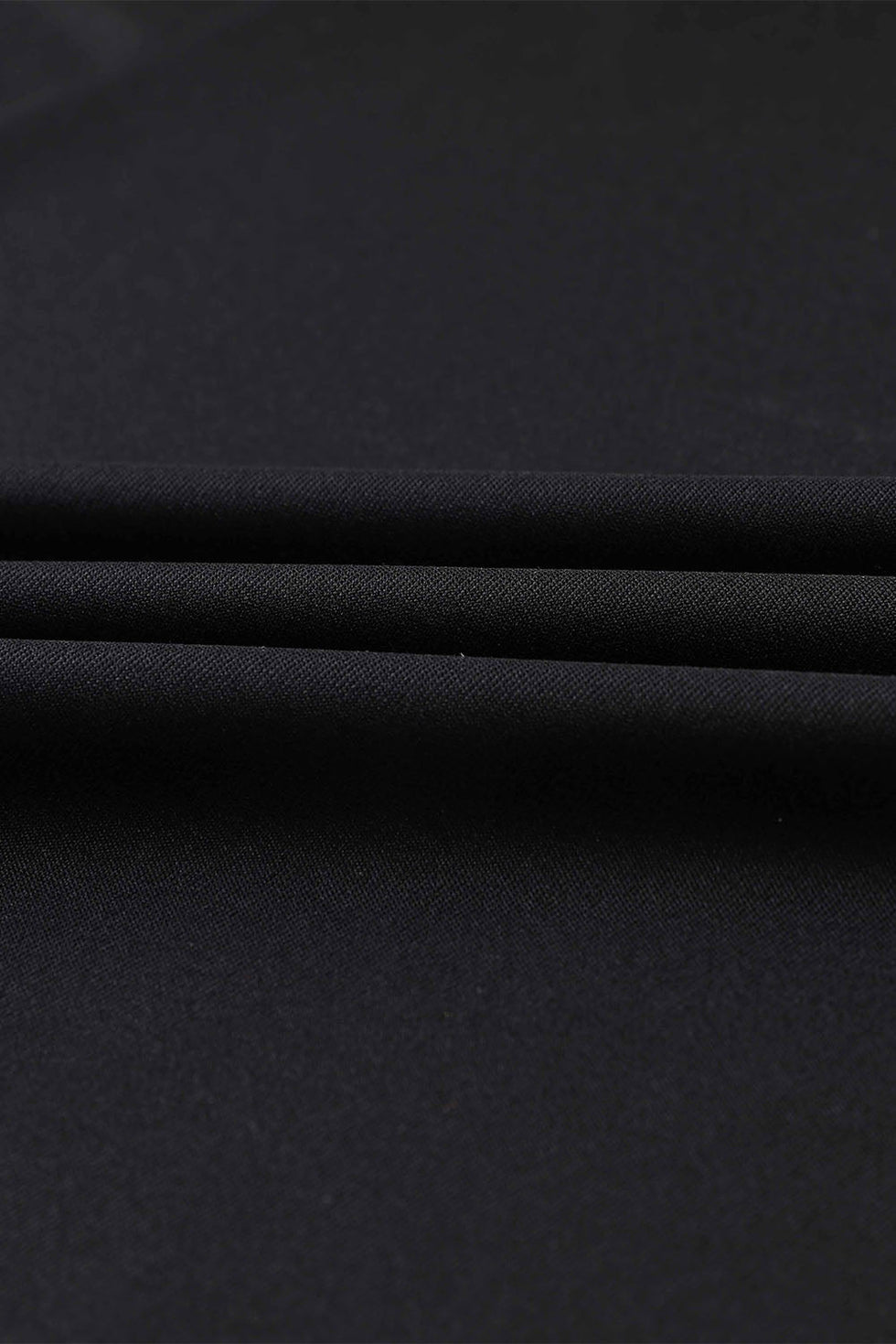 Elegante midi jurk met overslag V-hals en speelse ruches aan de mouwen ideaal voor feestelijke gelegenheden