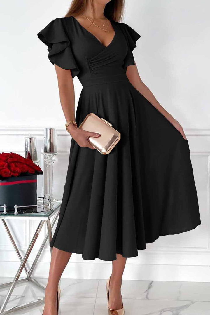 Elegante midi jurk met overslag V-hals en speelse ruches aan de mouwen ideaal voor feestelijke gelegenheden