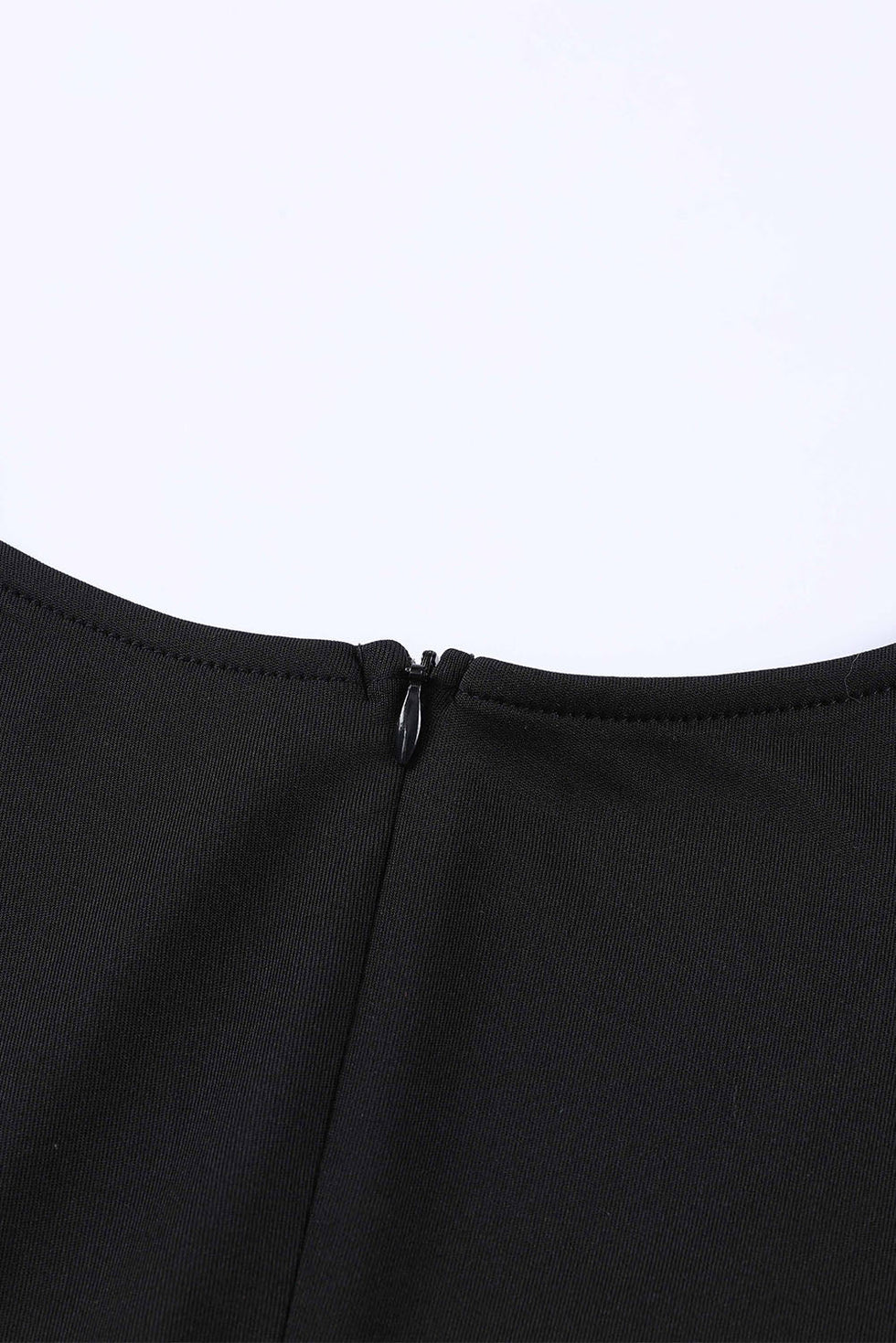 Elegante midi jurk met overslag V-hals en speelse ruches aan de mouwen ideaal voor feestelijke gelegenheden