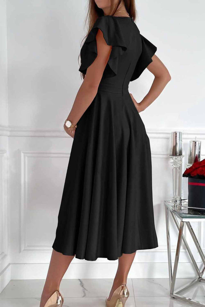 Elegante midi jurk met overslag V-hals en speelse ruches aan de mouwen ideaal voor feestelijke gelegenheden