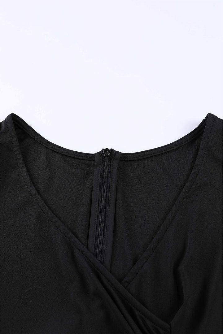 Elegante midi jurk met overslag V-hals en speelse ruches aan de mouwen ideaal voor feestelijke gelegenheden