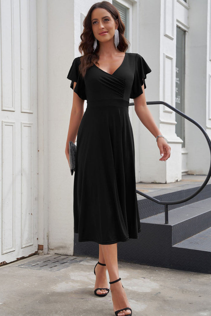 Elegante midi jurk met overslag V-hals en speelse ruches aan de mouwen ideaal voor feestelijke gelegenheden
