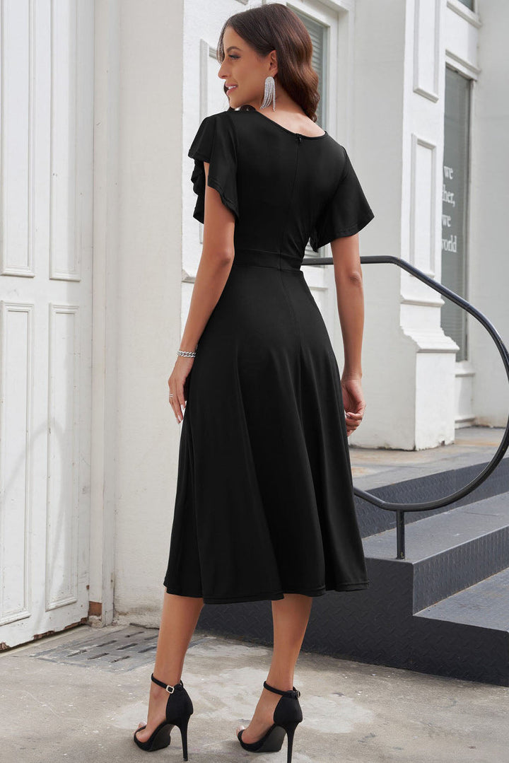 Elegante midi jurk met overslag V-hals en speelse ruches aan de mouwen ideaal voor feestelijke gelegenheden