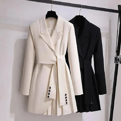 Toonaangevende trenchcoat met een getailleerd silhouet