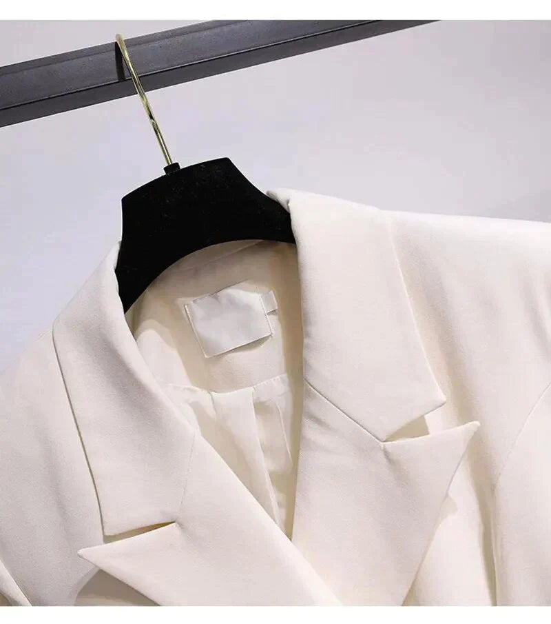 Toonaangevende trenchcoat met een getailleerd silhouet