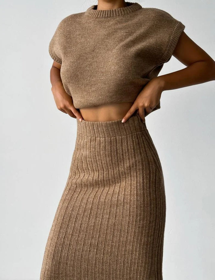 Tweedelige set: mouwloos vest + gebreide rok
